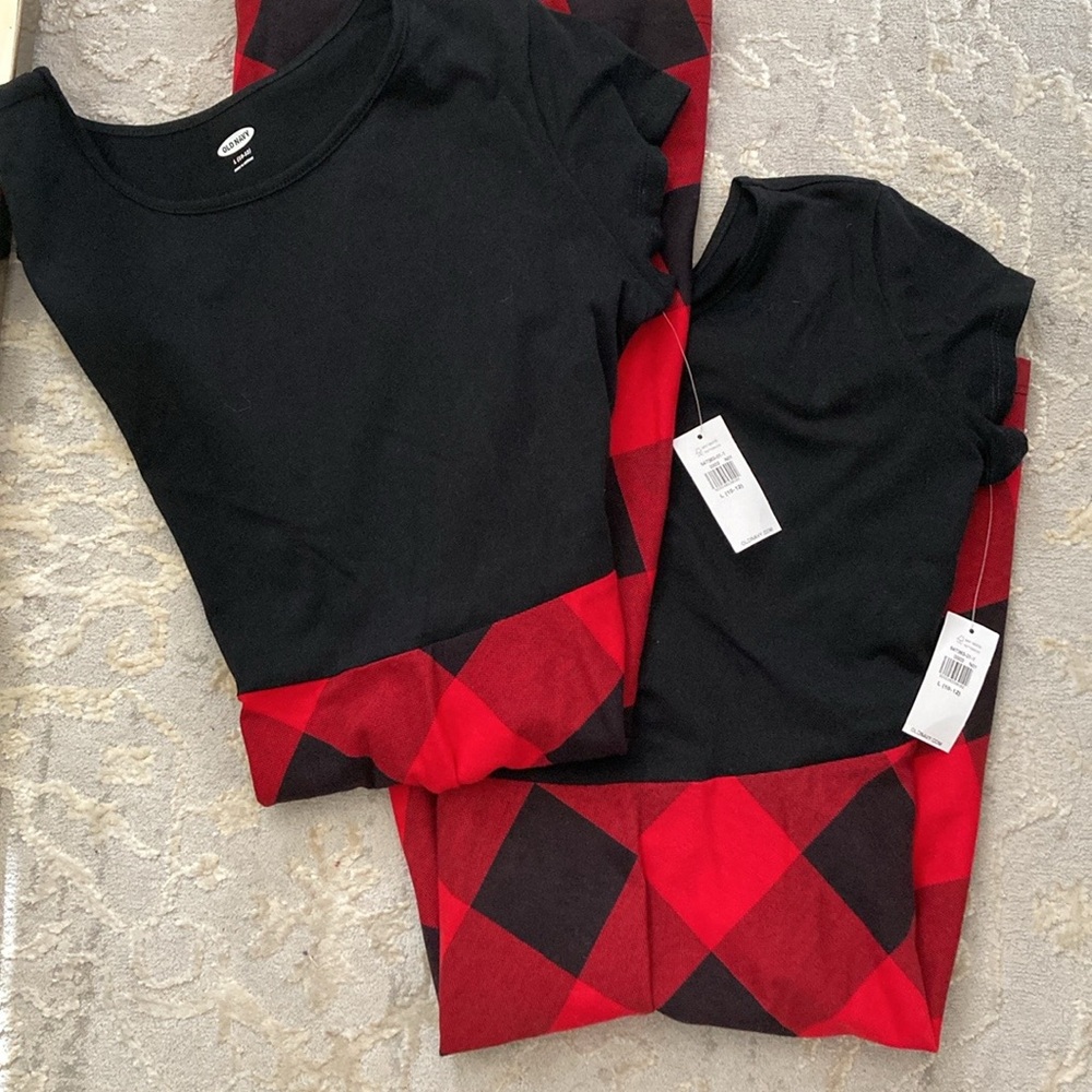 Lots of 8 matching/coordinated dresses, ideal for twins or siblings. - Picture 4 of 4
